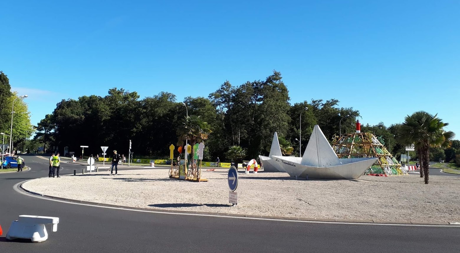 Le rond-point de Ronce Les Bains aux couleurs du Tour de France